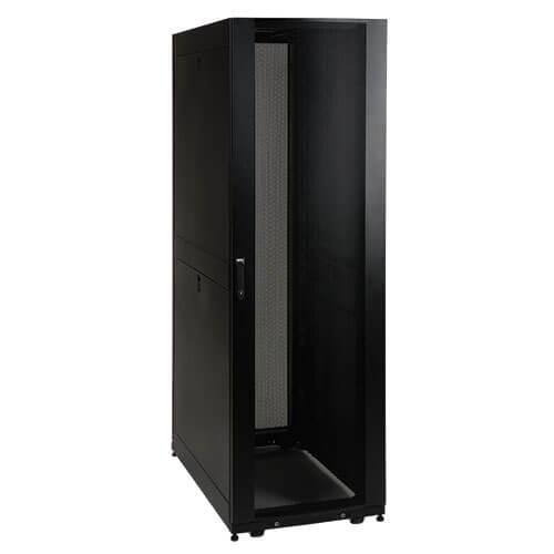 Шкаф уменьшенной глубины серии SmartRack высотой 45U с дверцами и боковыми панелями