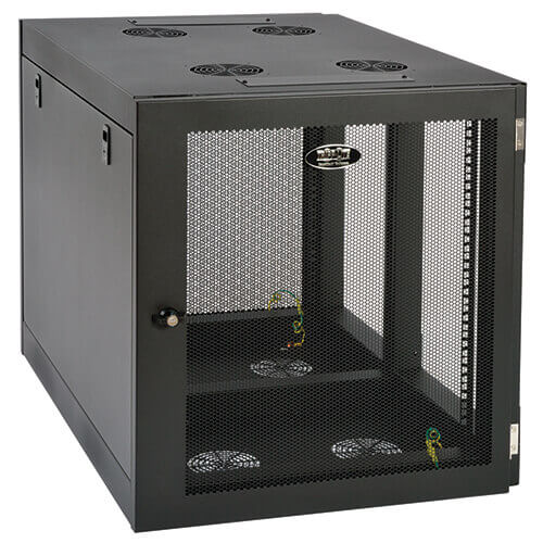 Настенный шкаф серии SmartRack повышенной прочности высотой 12U и глубиной, рассчитанной на установку низкопрофильных серверов